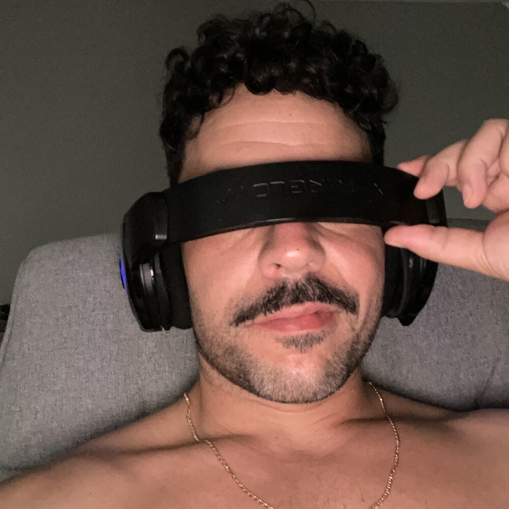 lulu_moustache from stripchat