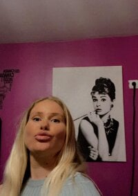 Blonde__Desire's Offline Chat Room
