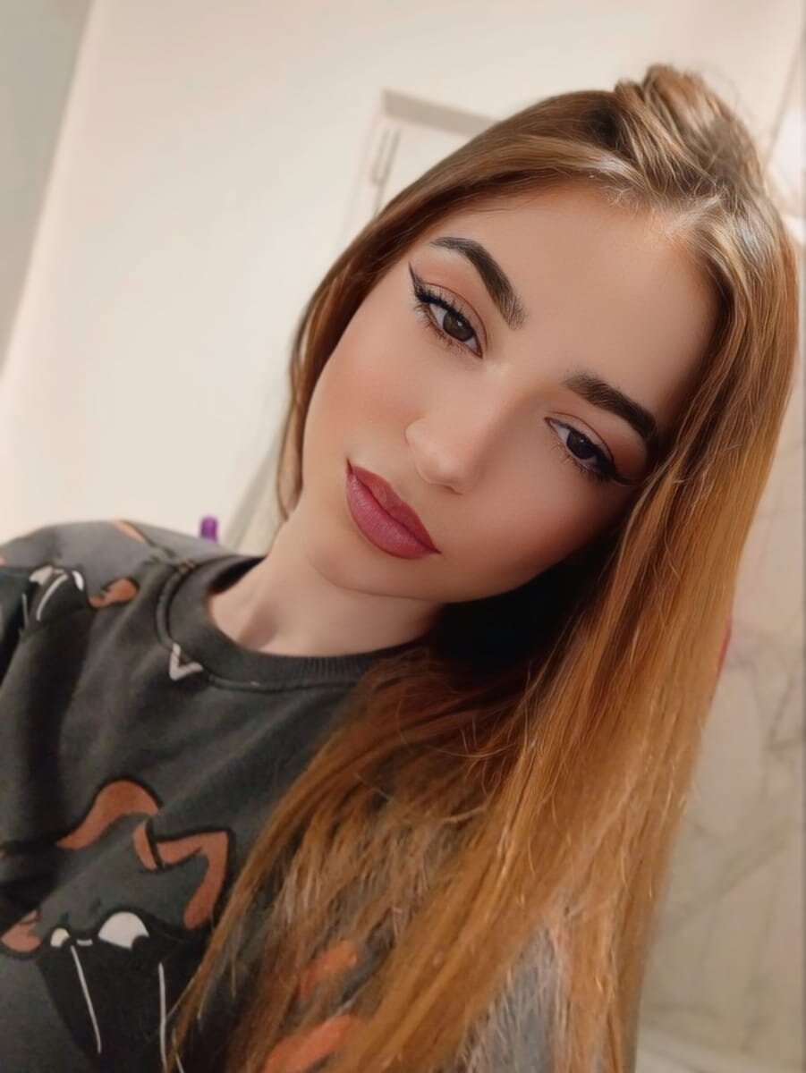 badgirlwebcam.com ariapetite livesex profile in in-youre-bed cams