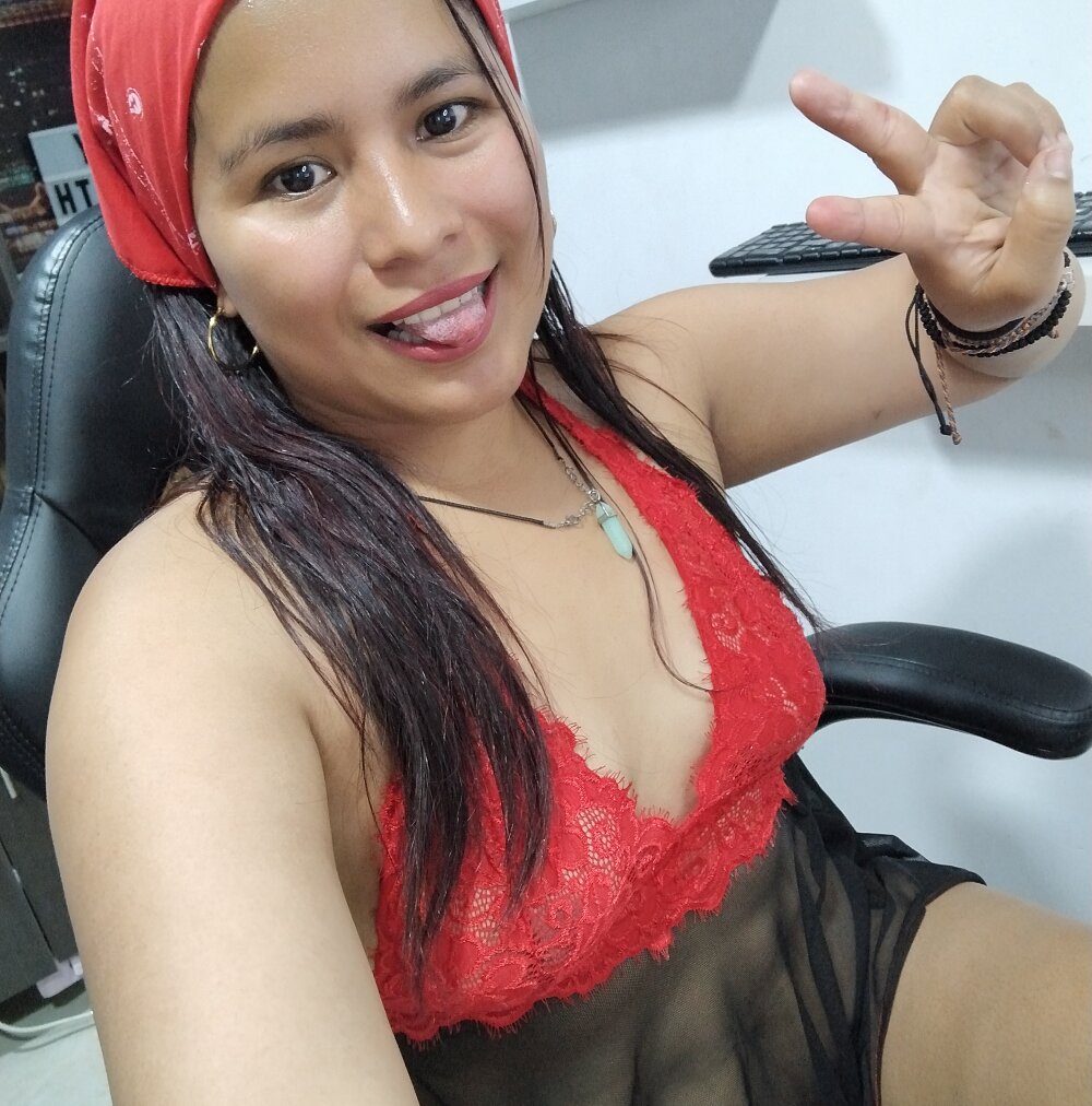 BellaGiar live cam model at StripChat