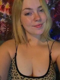 baileylynn22's Offline XXX Chat