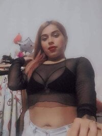hotbellaa_'s Offline Chat Room