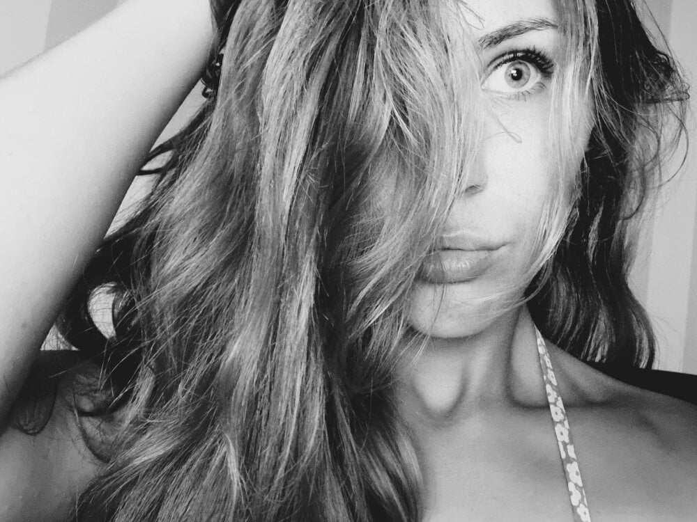 stripchat beegabriellahoney webcam profile pic via watchgirlcam.com