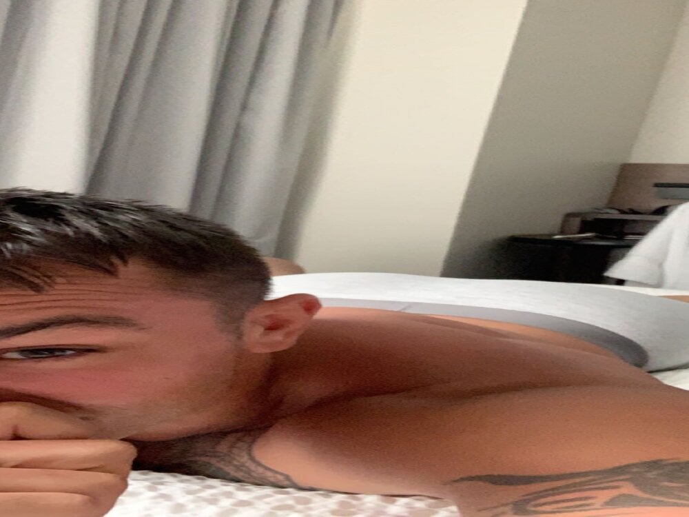 دردشة RomanTylers11 الجنسية دون اتصال