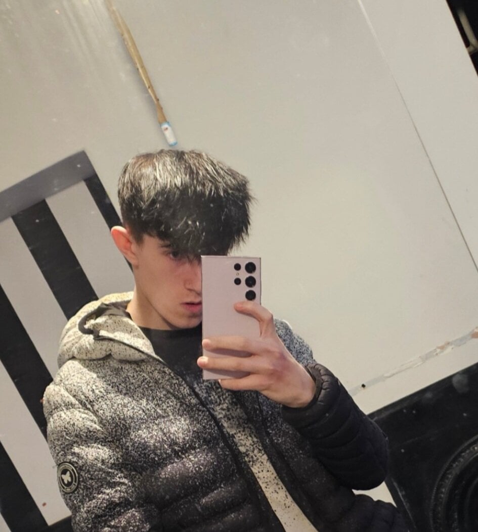 lewishot19 Offline XXX-chat