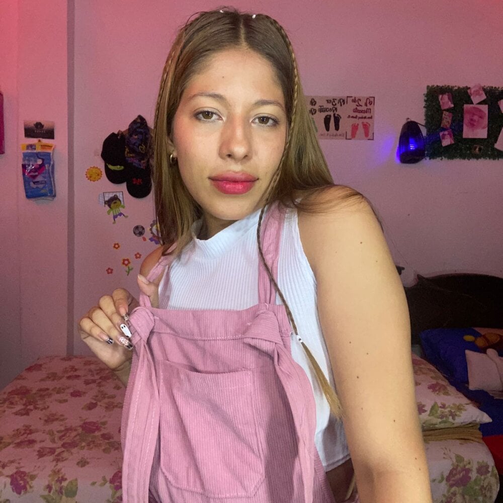 cheapadultsexcams.com aurora83_ livesex profile in blond-hair cams