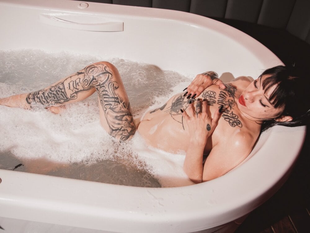 BethCrv_95 live cam model at StripChat