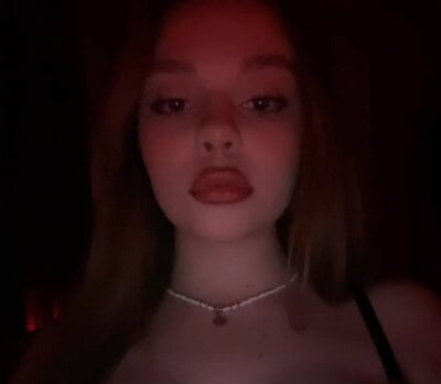 KristinaQatra Female Shaven Porn Webcam