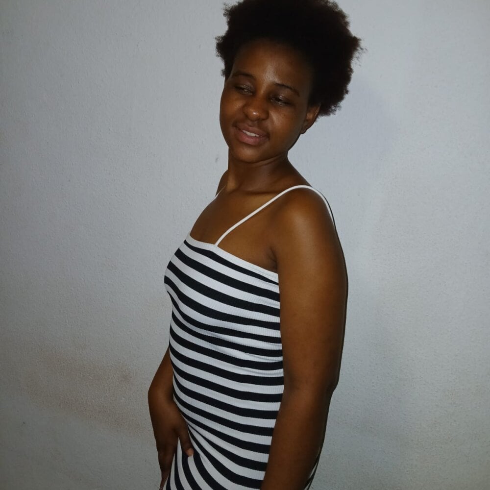 EbonyEssence live cam model at StripChat