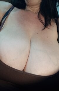playhugeboobs42h's Offline Chat Room