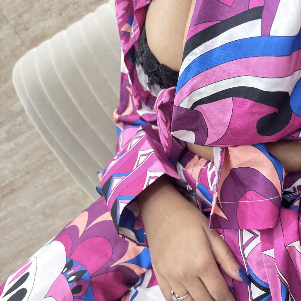 Pretty_doll25 live cam model at StripChat