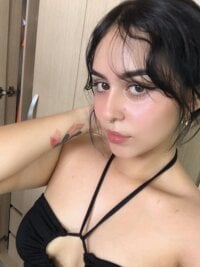layla_19's Offline Chat Room