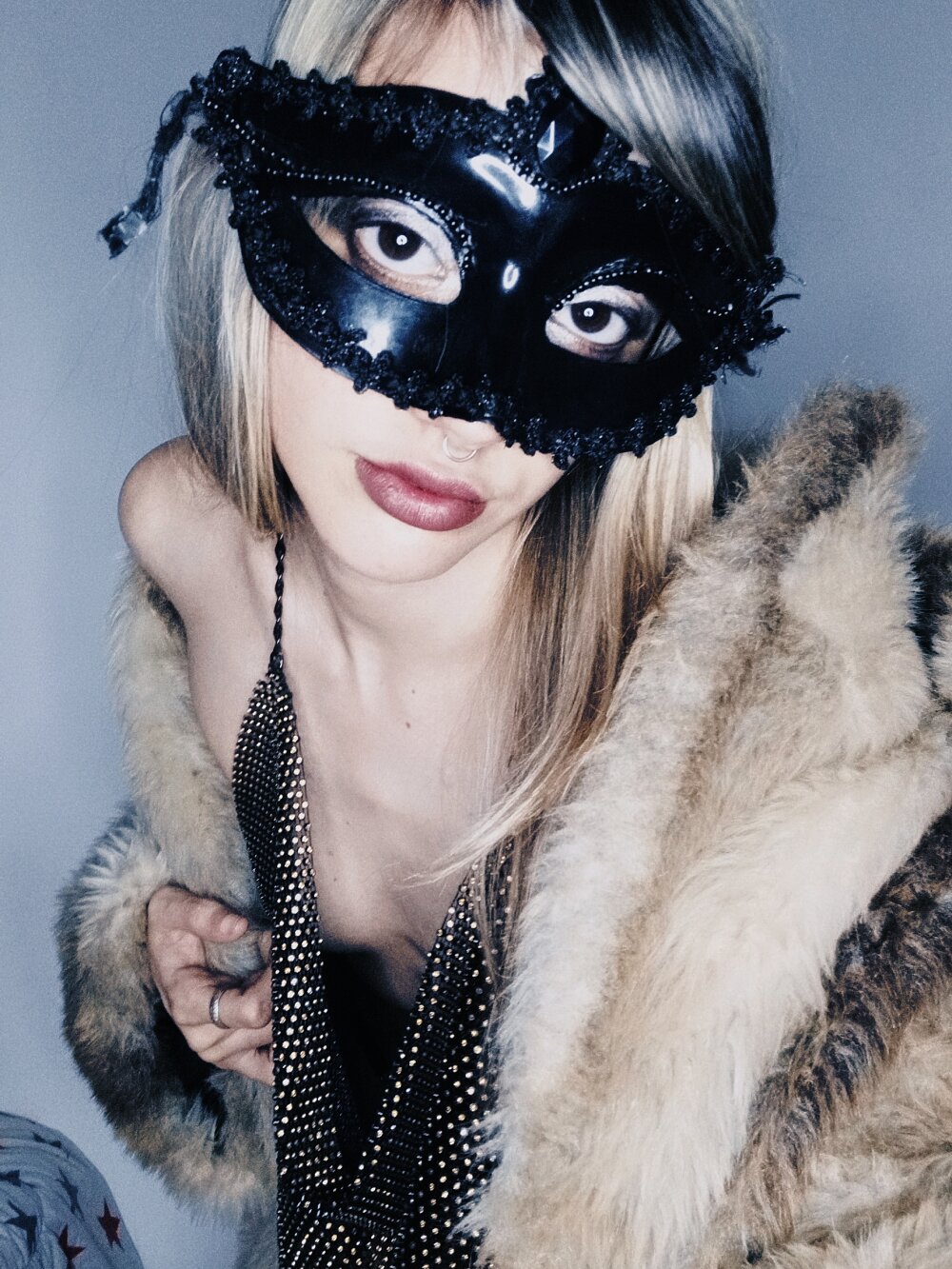 cheapadultsexcams.com princess_poison livesex profile in blond-hair cams