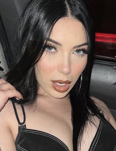 ariana28 on StripChat