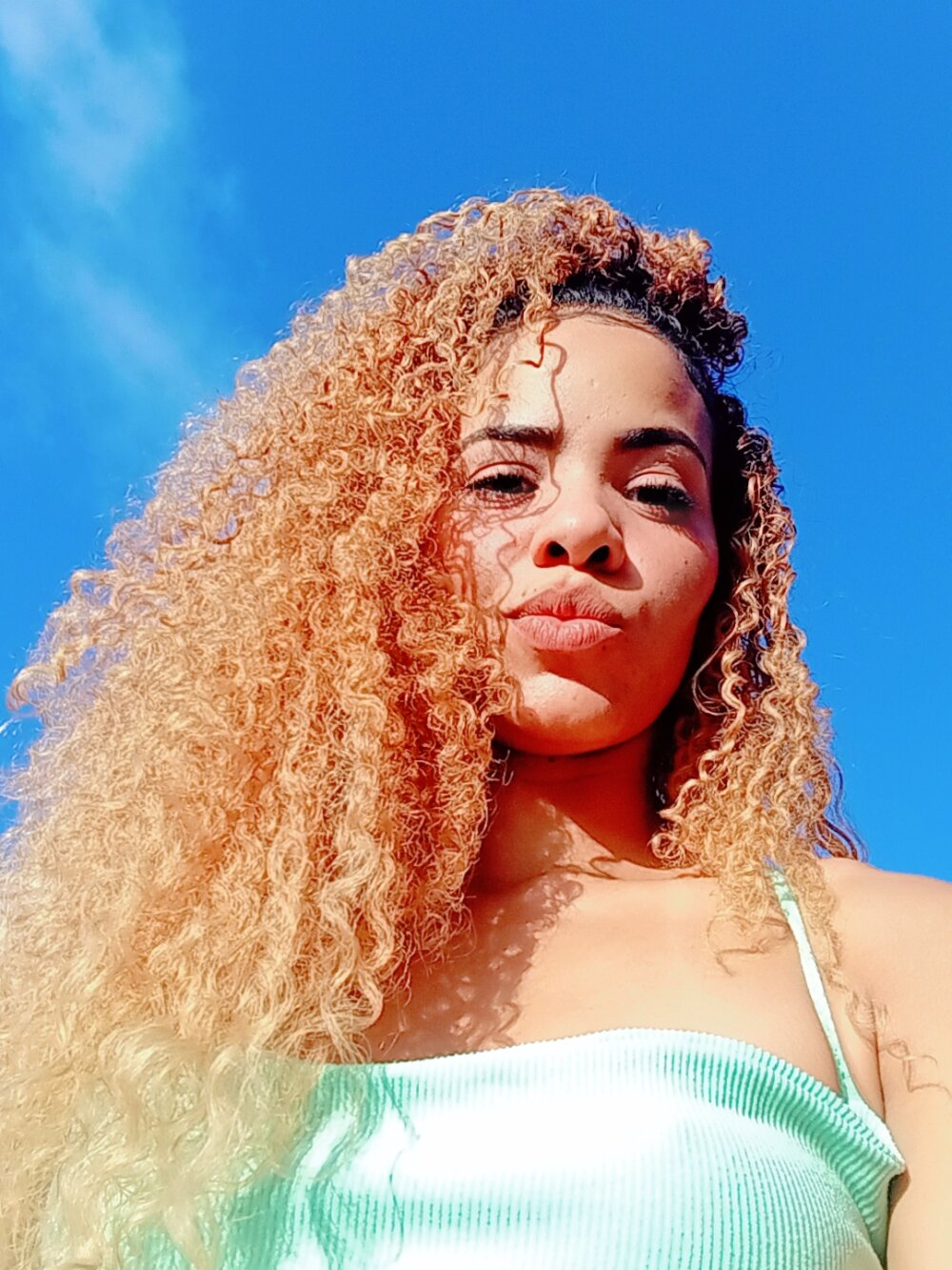 xxx-topcamgirls.com afroditavelaryon livesex profile in latin cams