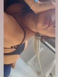 Morenita1626's Offline Chat Room