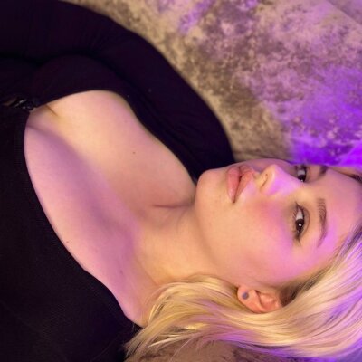 maary_miller 🍎 live webcam