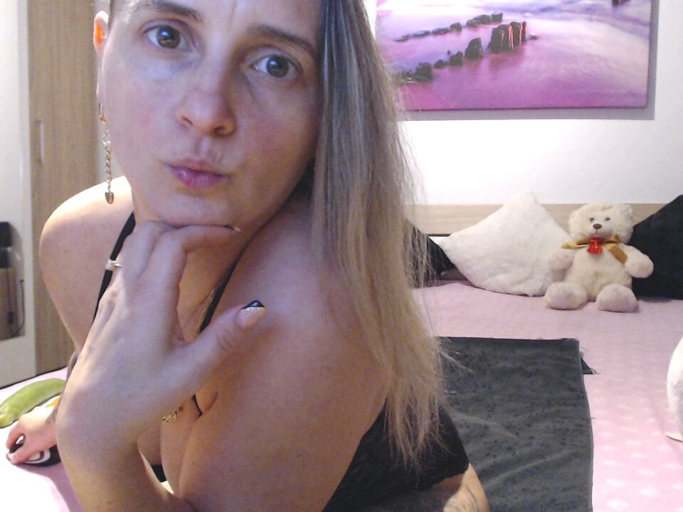 Live sex webcam photo for GirlSqurting69 #290740846