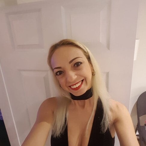 baditaluna from stripchat