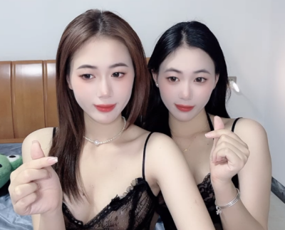 Twin-sisters on StripChat