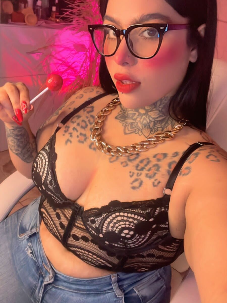Curvyliciousss Cam Model Profile | Stripchat