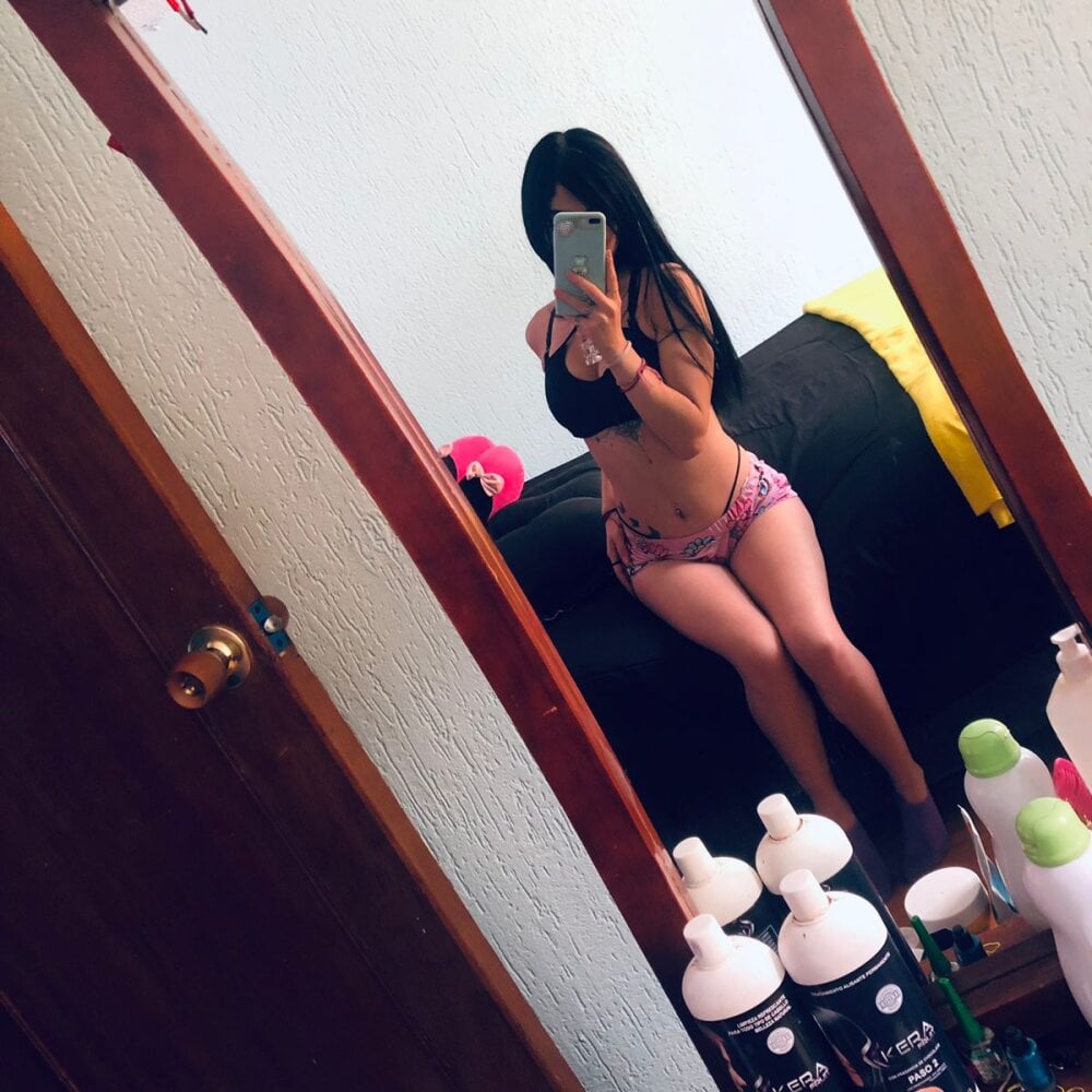 charming_noa from stripchat