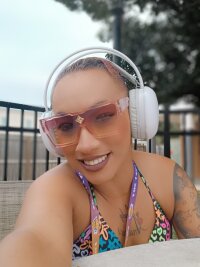 TenderVibez's Offline Chat Room