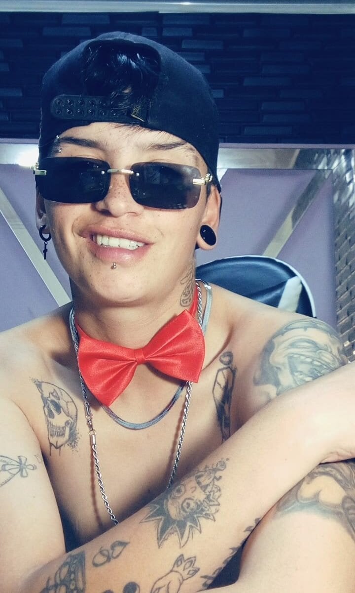 show2cam.com naughty_girlwd livesex profile in trimmed cams