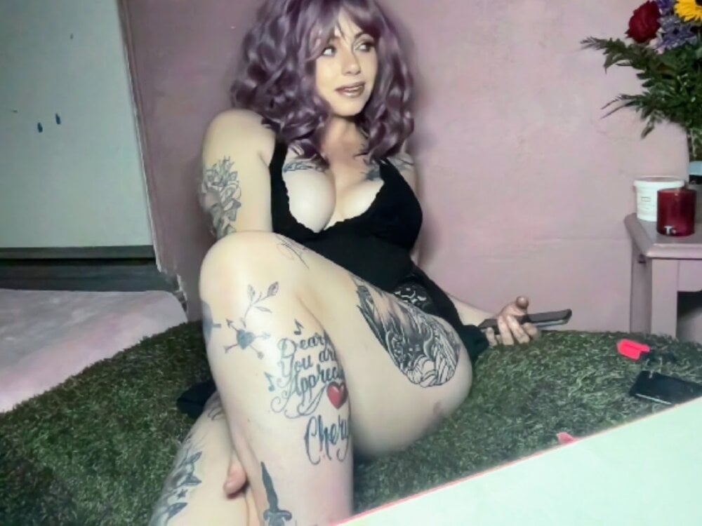 Live sex webcam photo for ryliegh_fyre #289582160