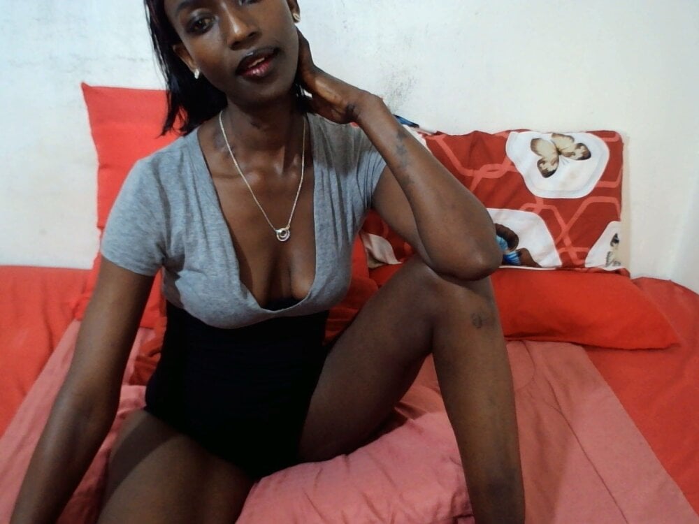 BlackBeautyPearlX live cam model at StripChat