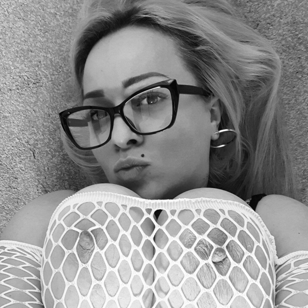 RuxyHugeTT42E's Offline XXX Chat