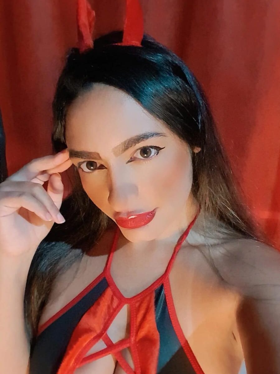 luxlariel1 webcam profile - Caymanian