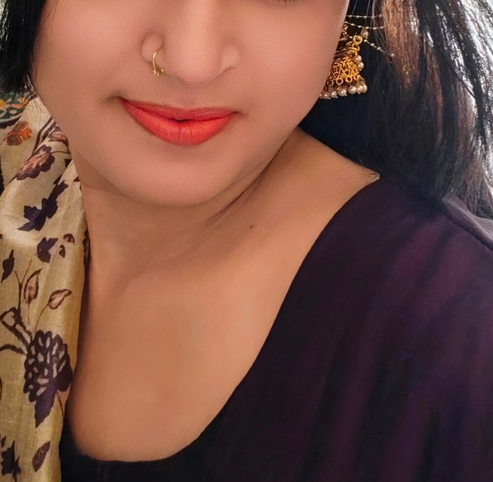 Watch SpicyQueenX69 live on cam on StripChat