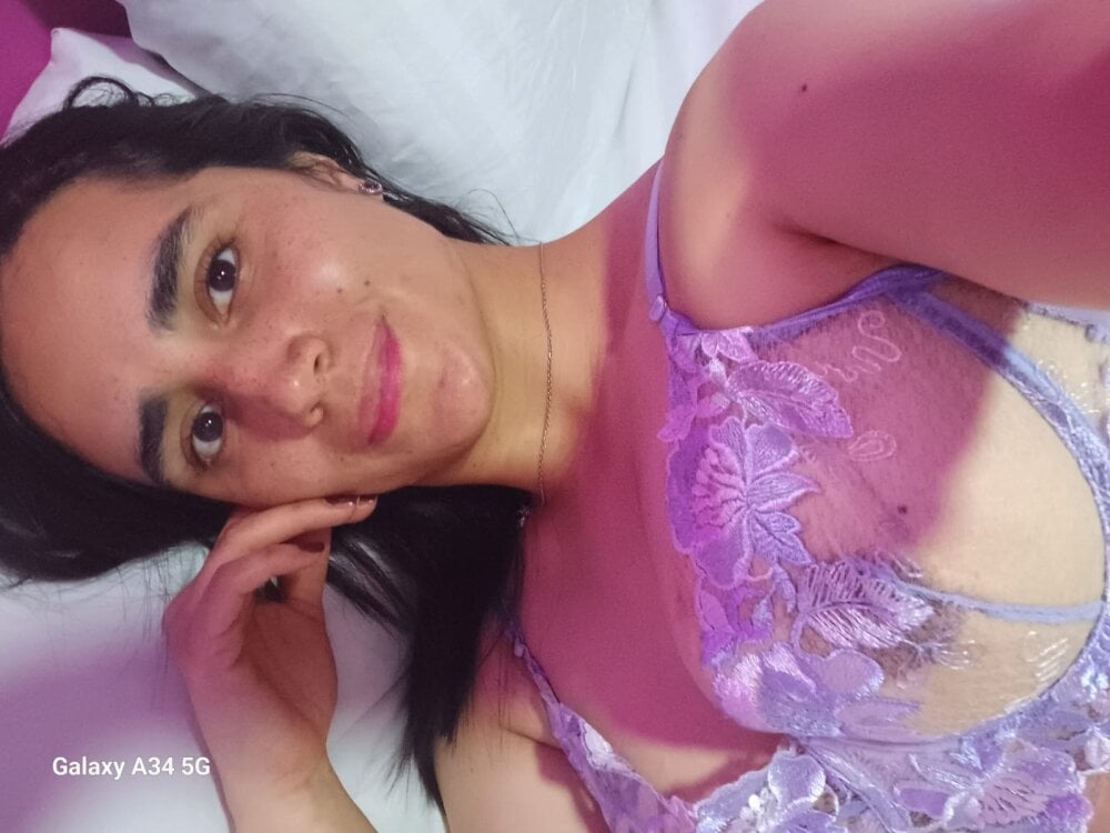 elowen_halley1's Offline XXX Chat