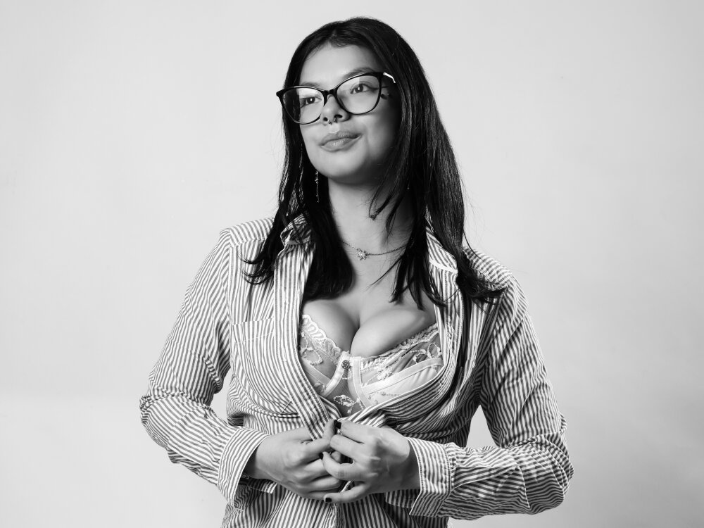 Live sex webcam photo for yungelitamor_ #289987367