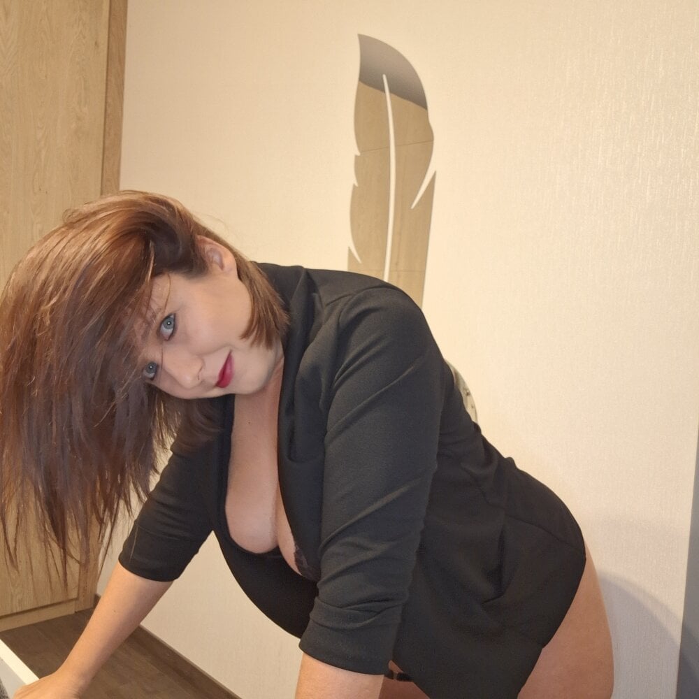 stripchat elvinafrench webcam profile pic via chatnmate.com