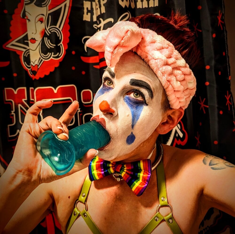 betty-bombshell profile