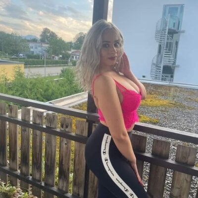 Yasmi_mia98 Female Bigclit Adult Cam
