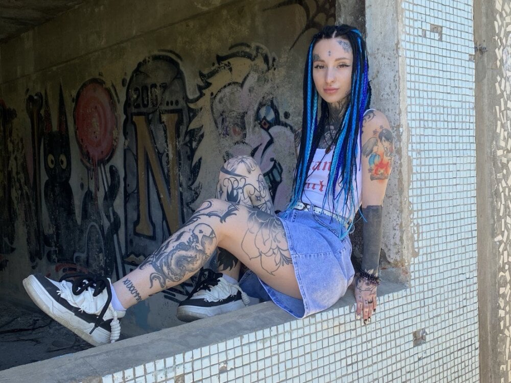Velvetbat live cam model at StripChat