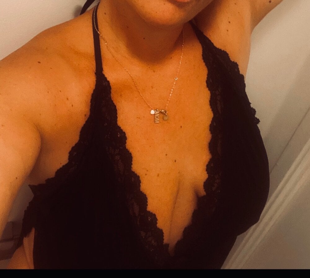 6livesex.com horny_mom40 livesex profile in sweden cams
