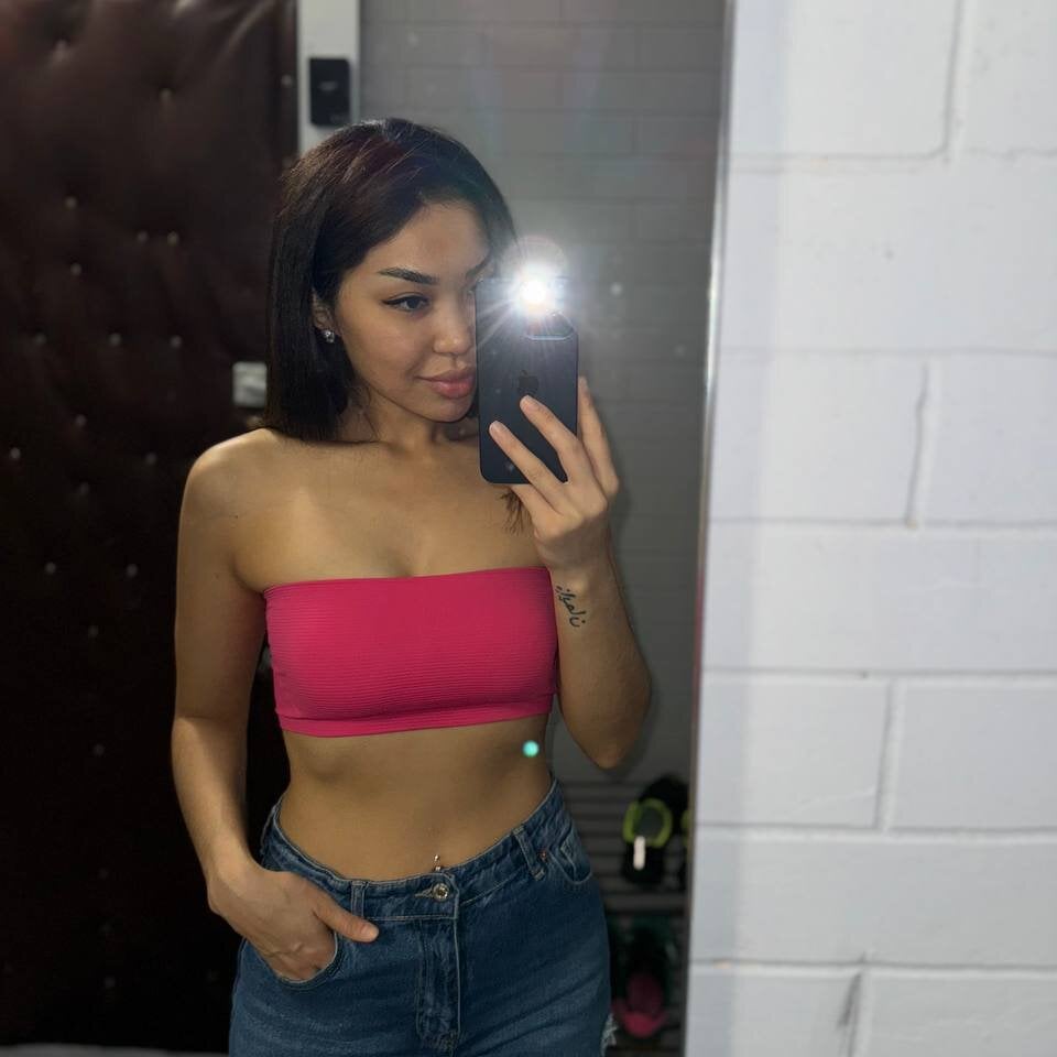 iluvcams.com comely_camillla livesex profile in ill-let-you-guess cams