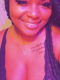 AmaziinMamaJuicy28's Offline Chat Room