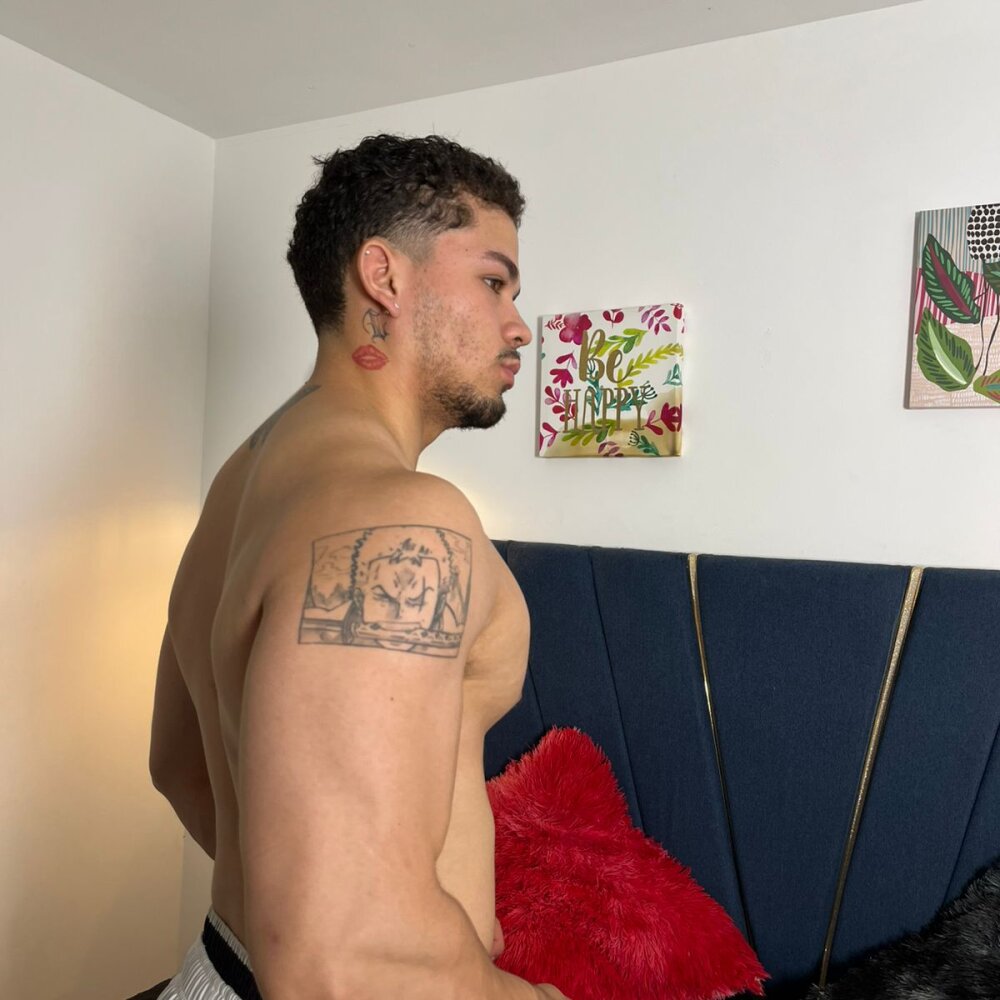 valentino_cum23's Offline XXX Chat