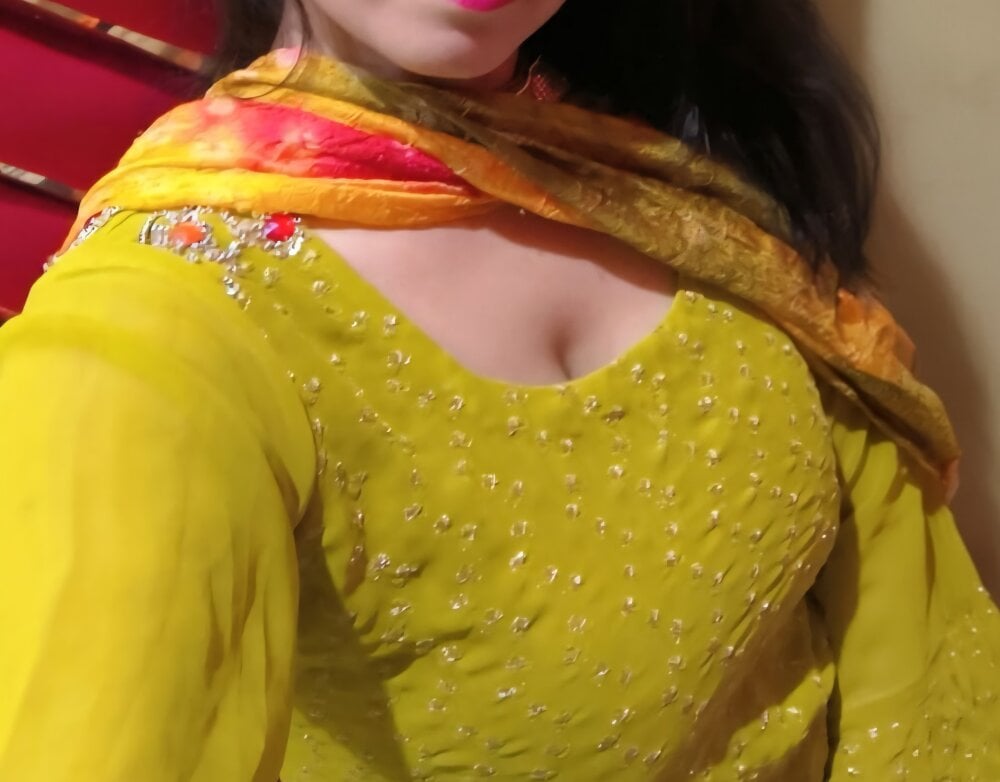 kanika_kapoor_ webcam livesex profile on livesex.fan