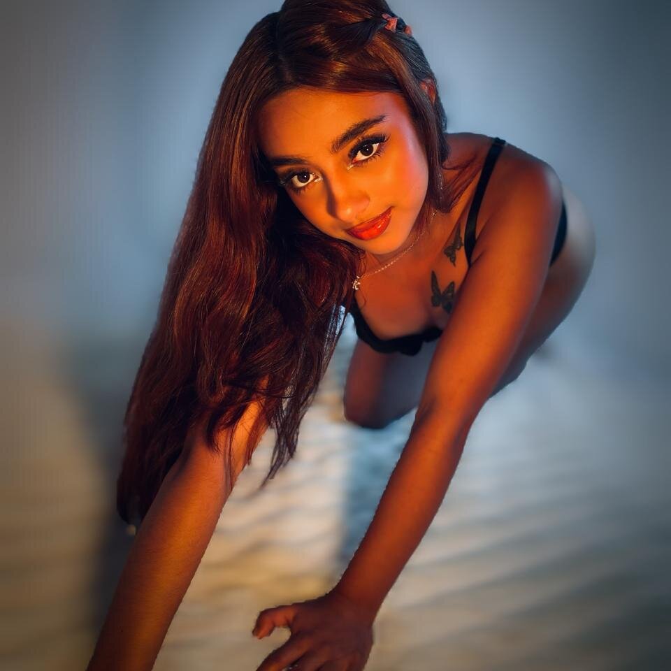 Ari_Rousse_ live cam model at StripChat