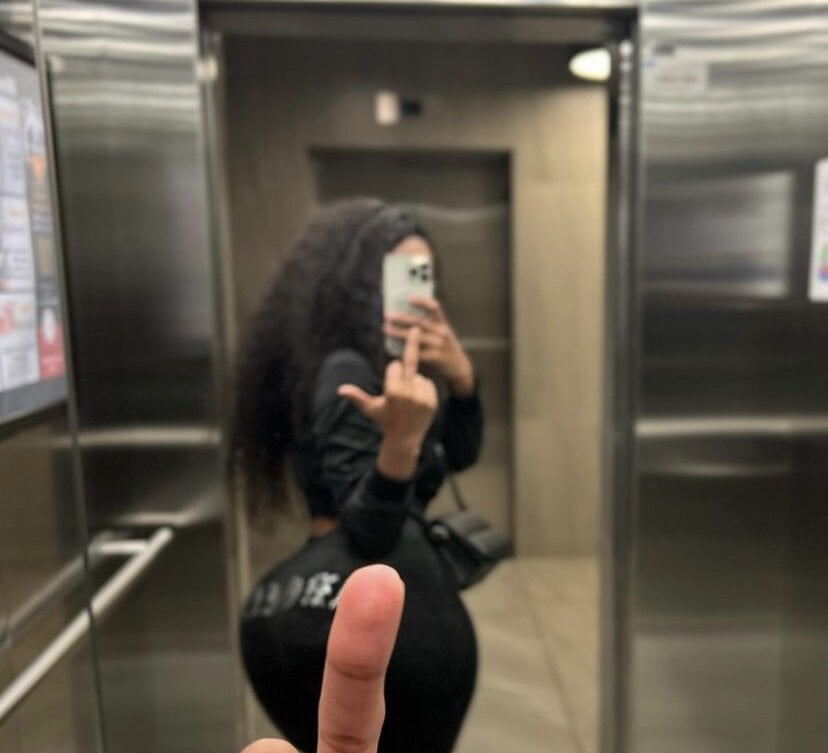 Live sex webcam photo for JuicyBooty001 #284248210