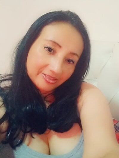 SquirtMature54 on StripChat