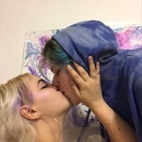 sasha_loves_monicaa's Offline Chat Room