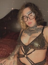 loosepussyqueen's Offline Chat Room