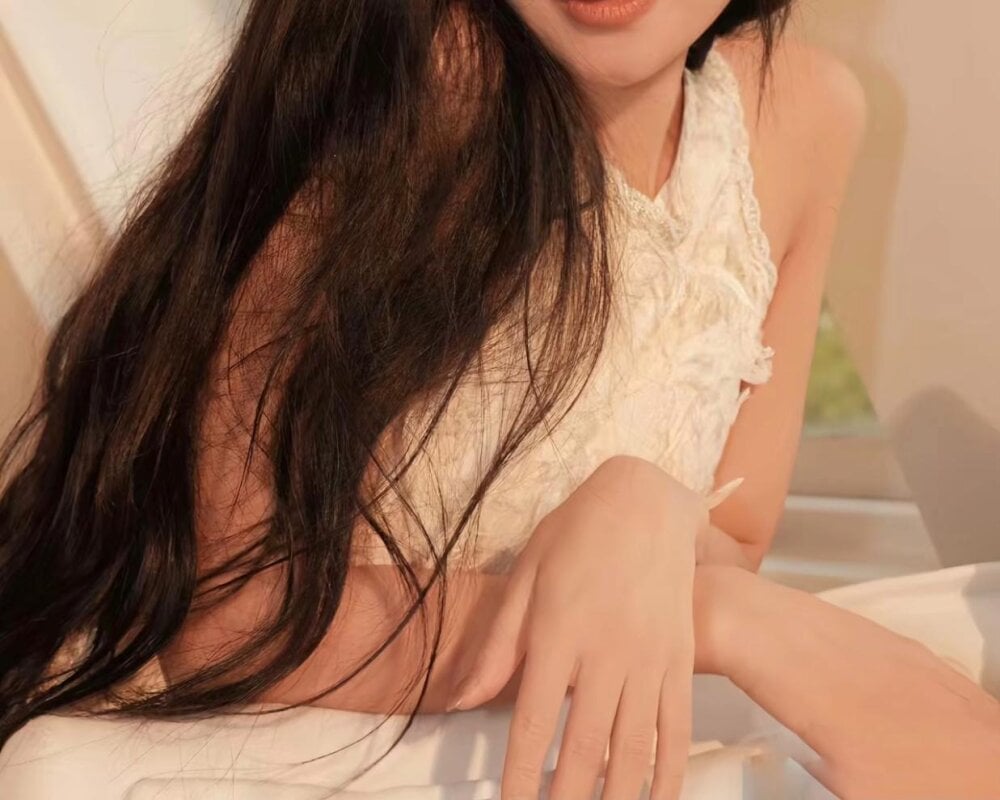 glamcambabes.com mynn-bae livesex profile in straight cams